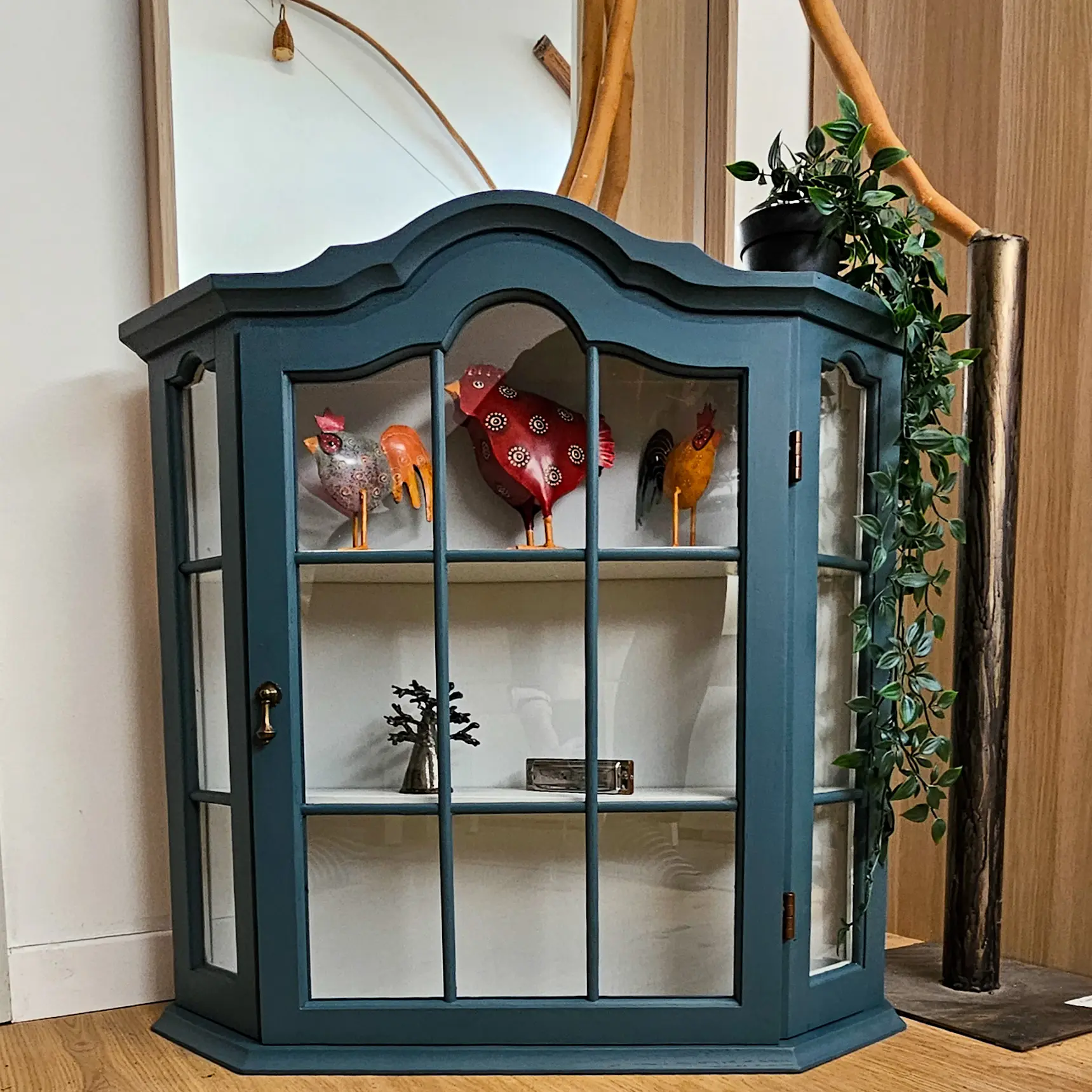 Vitrine renovée peinte en Homestead Blue et Lamp White de Fusion Mineral Paint