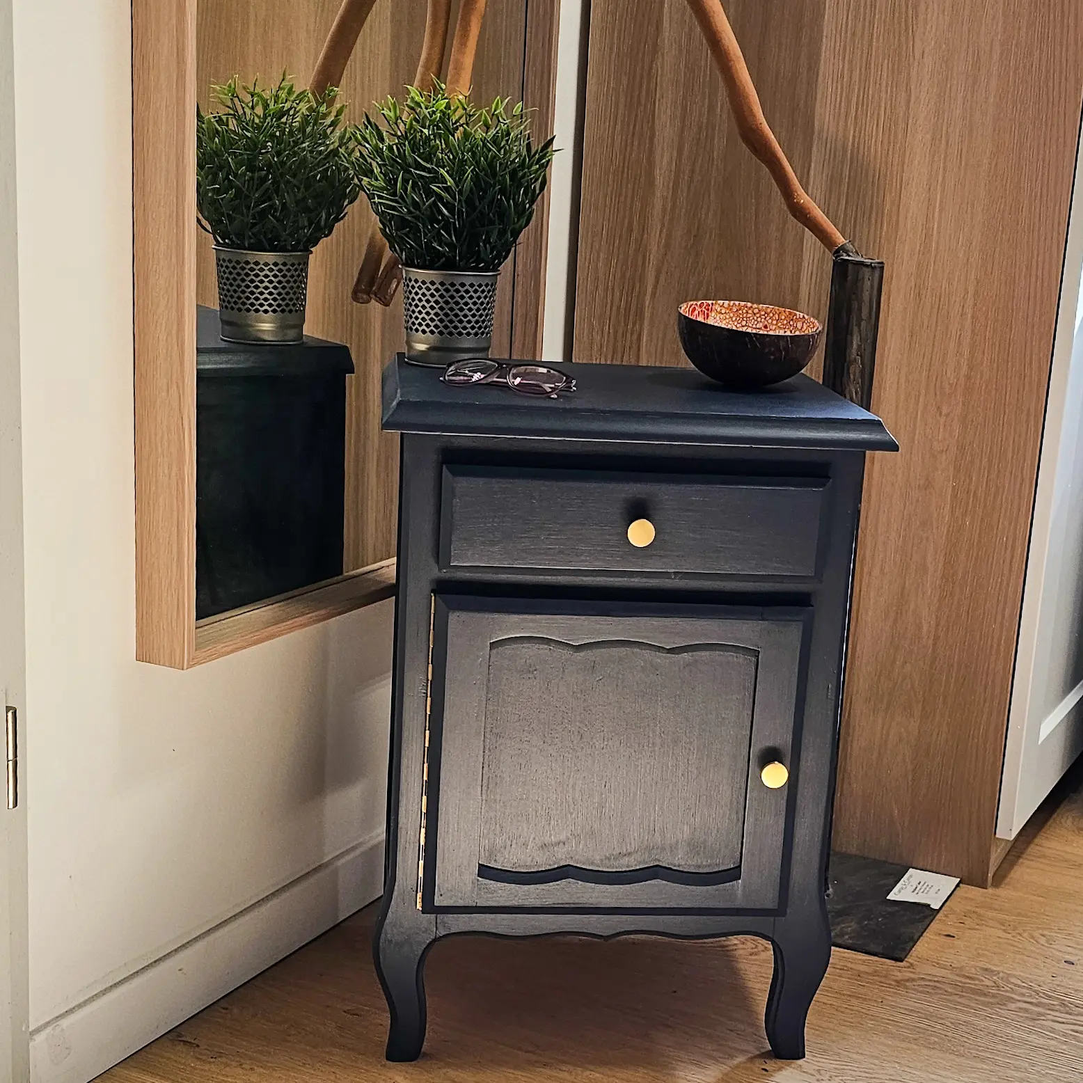 Table de nuit upcyclé Midnight Blue de Fusion Mineral Paint