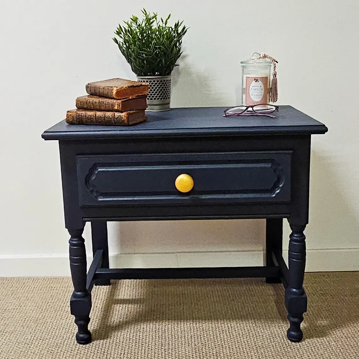 Table de nuit upcyclé Midnight Blue  et Metallic Gold de Fusion Mineral Paint