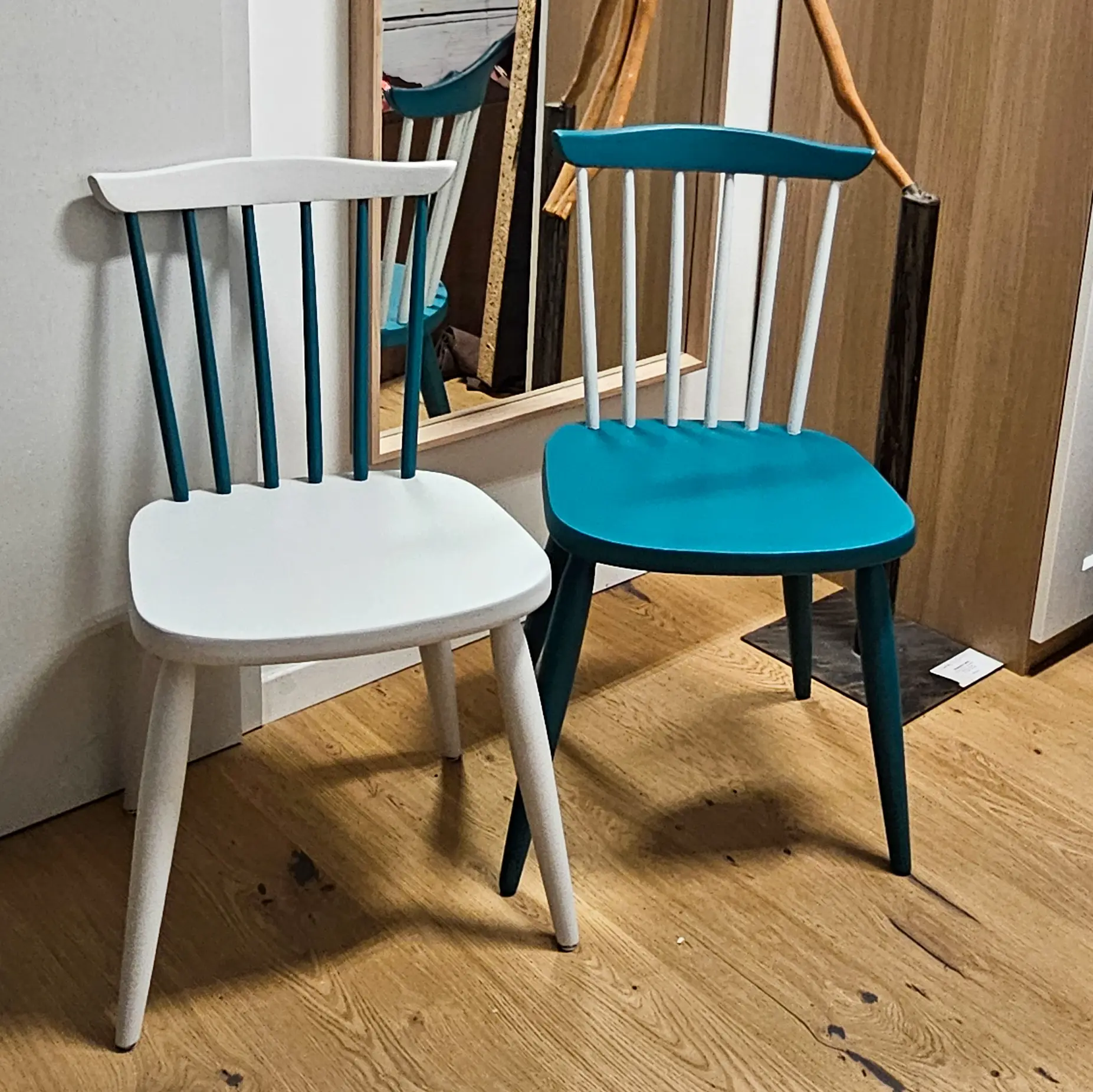 Chaises upcyclés REnfrew Blue et Lamp White Fusion Mineral Paint