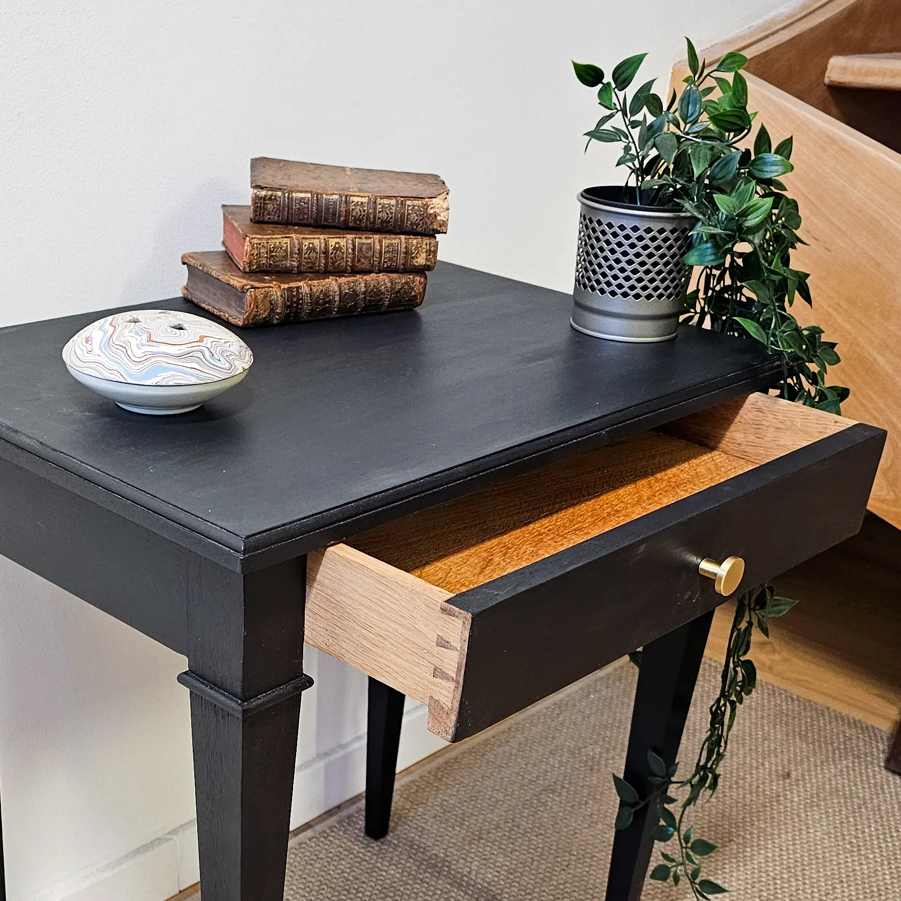 Table d'appoint rénovée Coal Black Fusion Mineral Paint