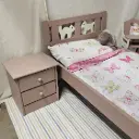 Lit enfant et table de nuit 