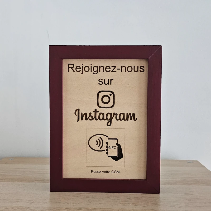 Cadre en bois moyen avec puce NFC "Instagram"