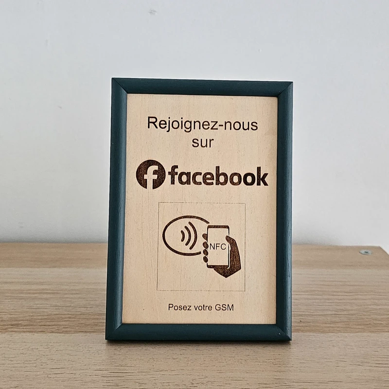 Cadre en bois petit avec puce NFC  "Facebook"
