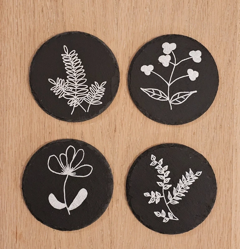 Sous-verres en ardoise décorés fleurs blanches