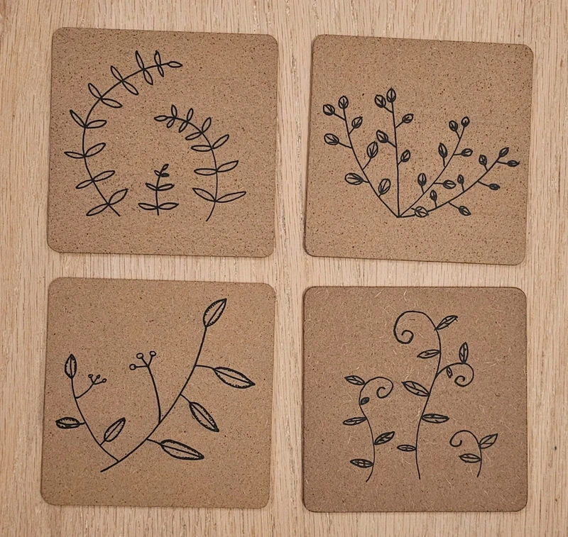 Sous-verres décorés "fleurs noires"