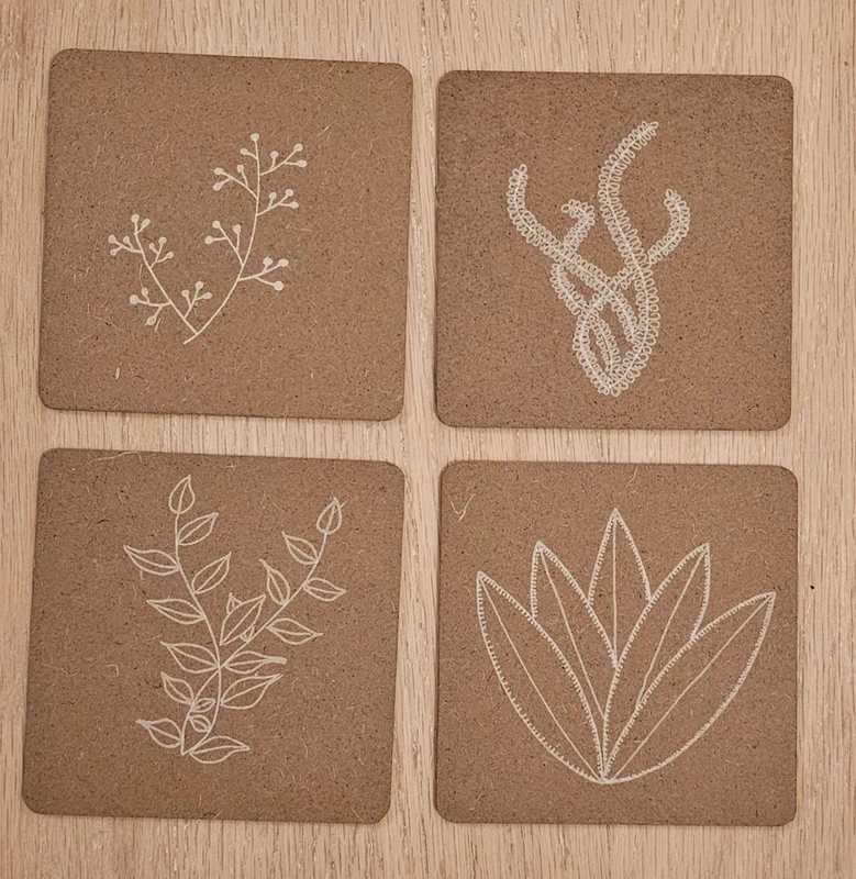 Sous-verres décorés "fleurs blanches"