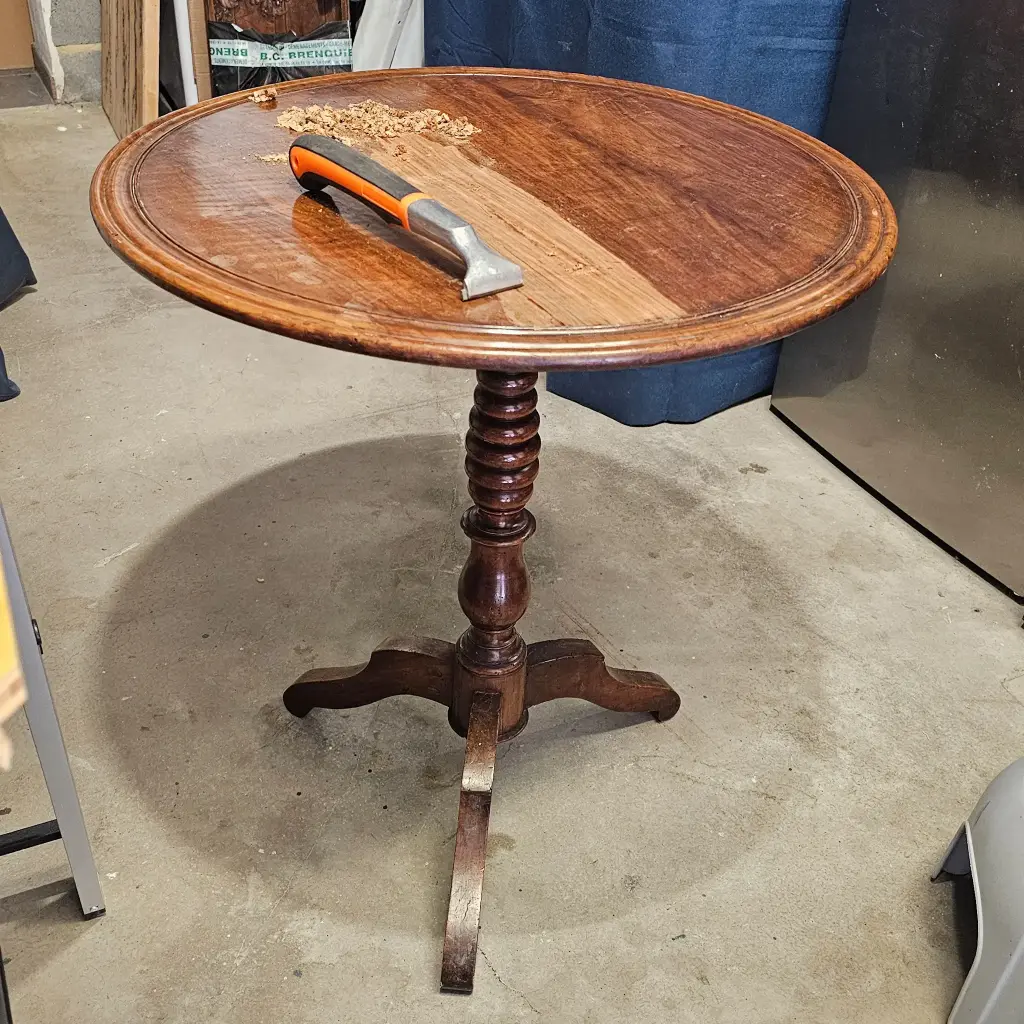 Table d'appoint, le plateau peut se mettre à l'horizontal pour le rangement