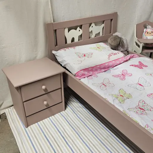Lit enfant et table de nuit 