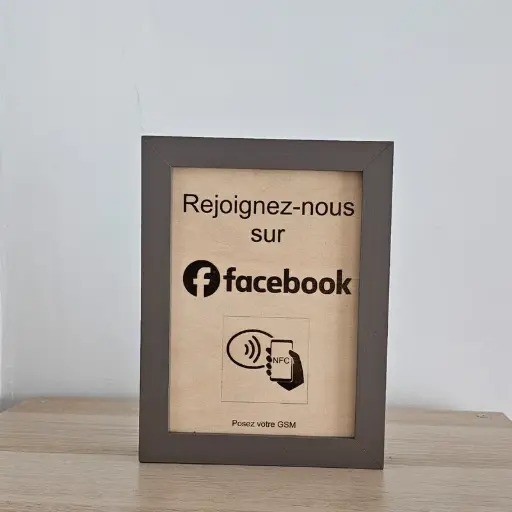 Cadre en bois moyen avec puce NFC  "Facebook"