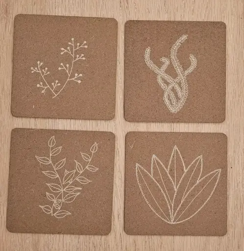 Sous-verres décorés "fleurs blanches"